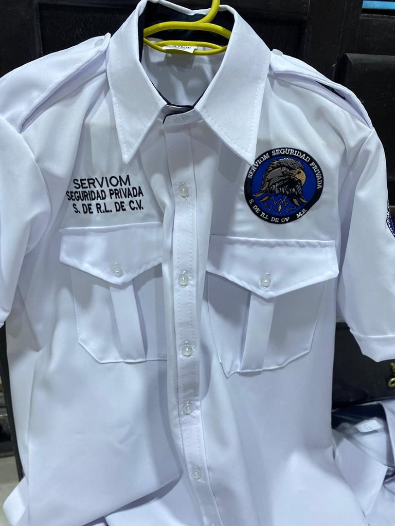 Camisa uniforme de seguridad blanca de manga corta con bolsillos y emblema azul de águila