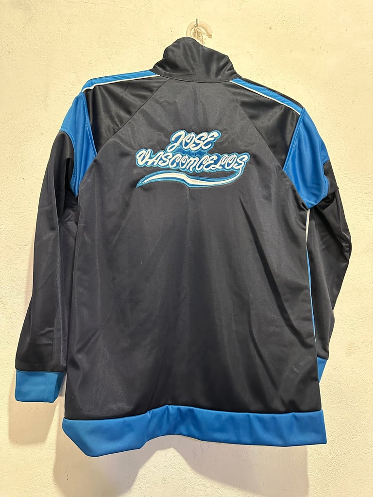 Chamarra negra y azul tipo windbreaker con texto bordado 1988 Awesome Me