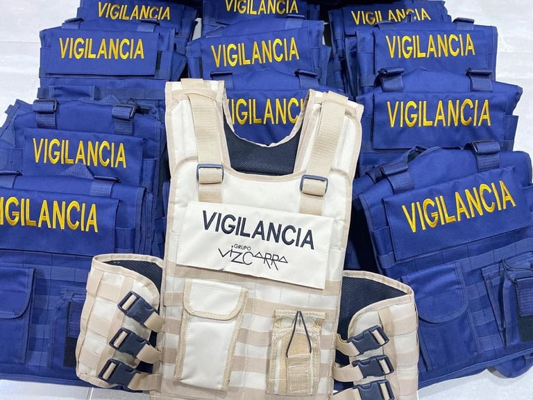 Colección de chalecos de seguridad azules con etiqueta VIGILANCIA y chaleco táctico beige