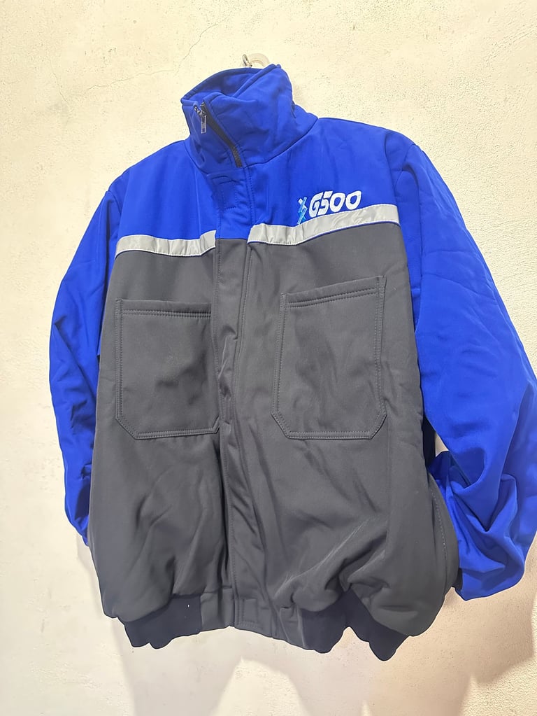 Chaqueta G500 azul y gris para invierno con detalle reflectivo