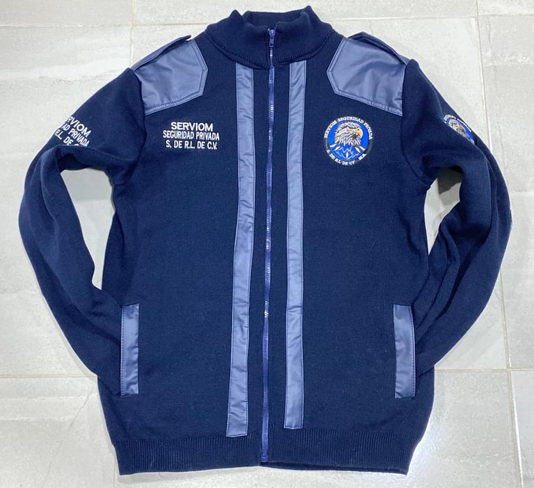 Cárdigan negro con cierre de color azul navy con paneles y emblema bordado