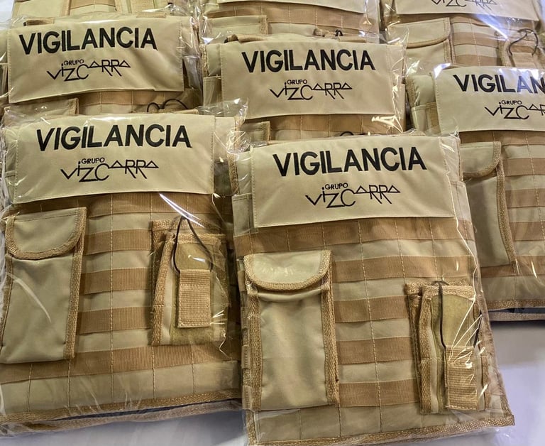 Colección de chalecos tácticos color beige marca Vigilancia y Vizcarra